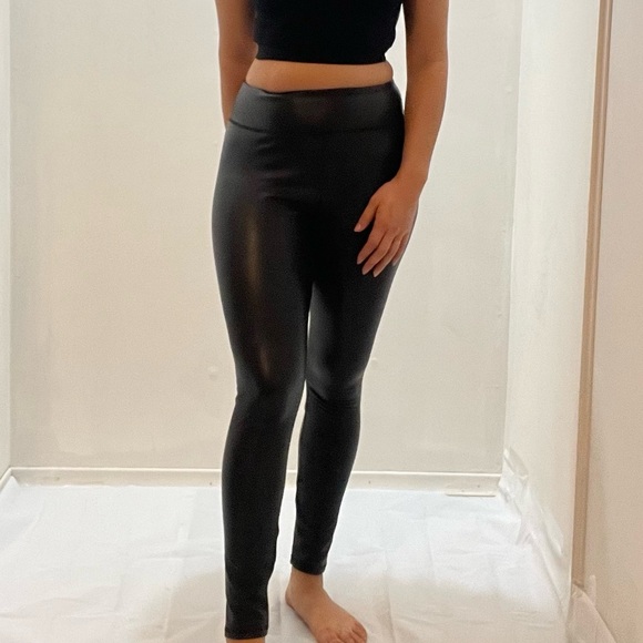 ✨ Women’s Hollister Black Faux Leather Leggings - NWT ✨ - Picture 1 of 13